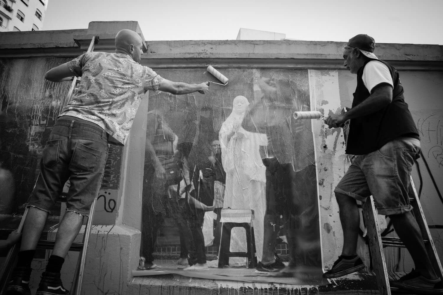 Colagem de lambe-lambe durante a Feira SUB 2019 Campinas/SP