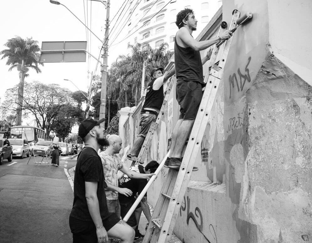 Colagem de lambe-lambe durante a Feira SUB 2019 Campinas/SP