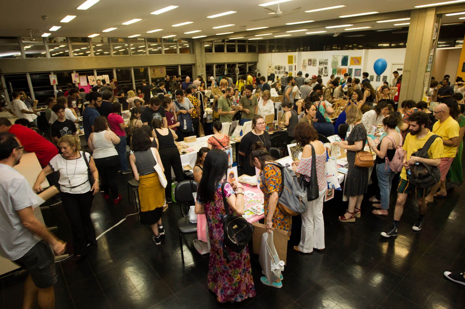 Público, artistas e expositores interagindo na Feira SB 2019 que aconteceu na Biblioteca Pública Municipal Professor Ernesto Manoel Zink Campinas/SP