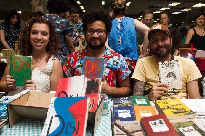 Artistas expondo seus trabalhos na Feira SUB 2017